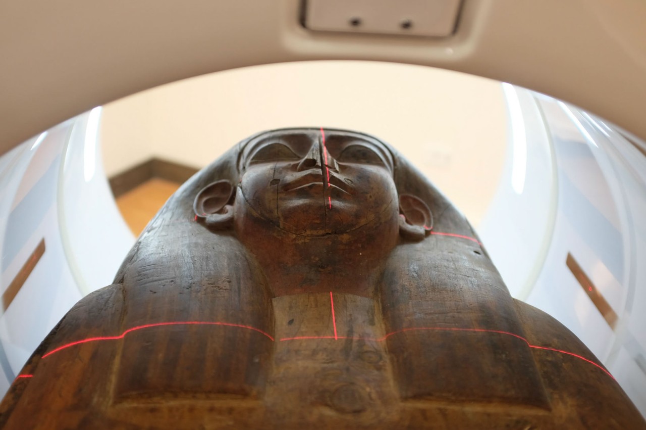 A photo of Mer-Neith-it-es being scanned in a CT scanner
