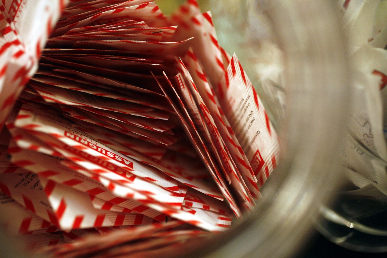 Sachets of artificial sweeteners in a jar