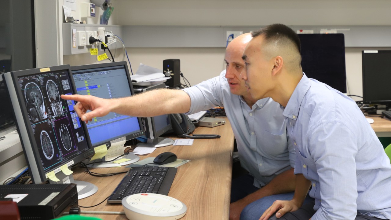 Professor Alex Fornito and Dr James Pang from Monash University.