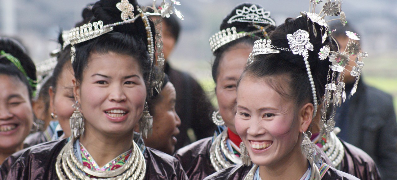 Kam women singing