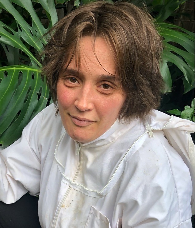 Dr Ros Gloag in the field.